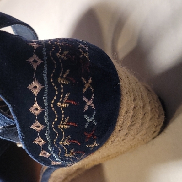 Dream Pairs Embroidered Suede Wedges - Picture 8 of 9